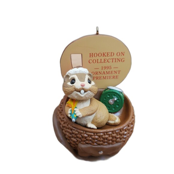 Hallmark Chipmunk Ornament Hooked On Collecting 1995 Ornament Premiere - Picture 1 of 7